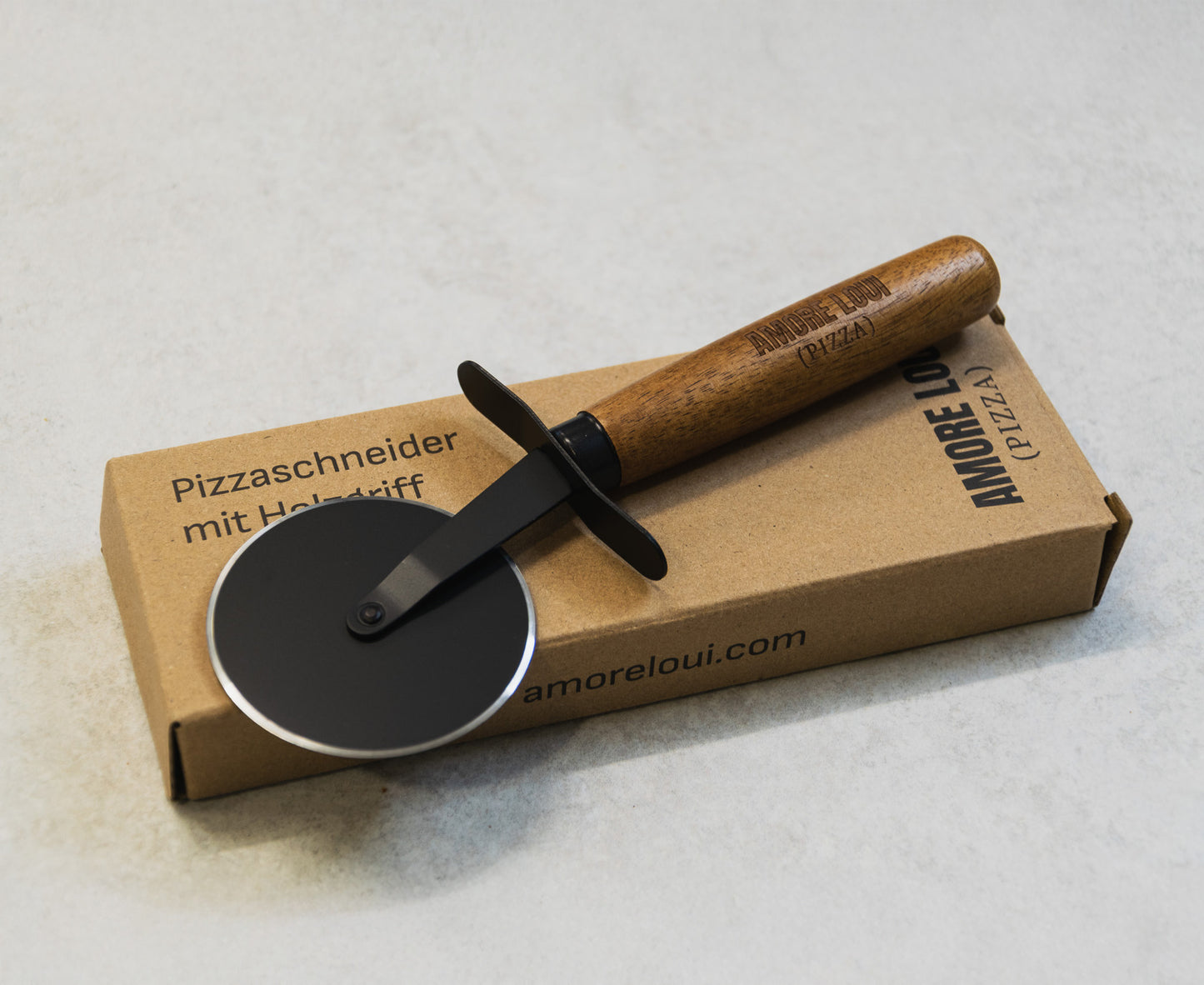 Pizzaschneider mit Holzgriff